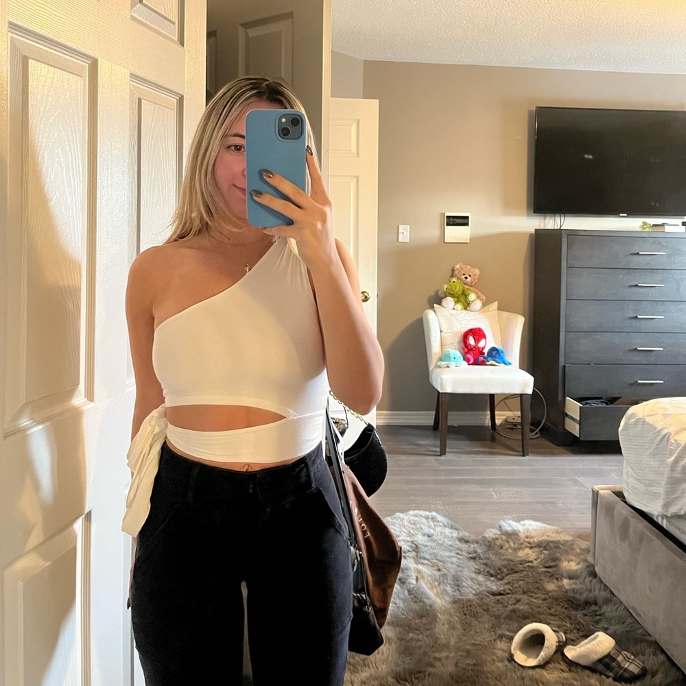 Off the shoulder white top 🤍